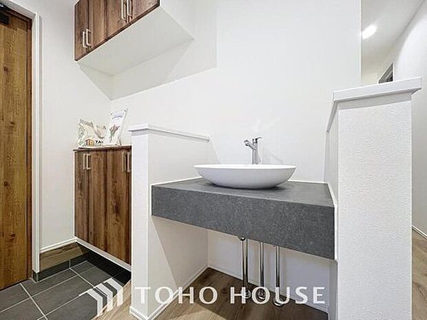 【洗面台・洗面所】明るく清潔感のある色調で纏められた洗面室は、機能性に富んだ三面鏡と使い勝手の良い収納を完備した洗面台を設置。洗濯機置場も完備し、大変充実しております。