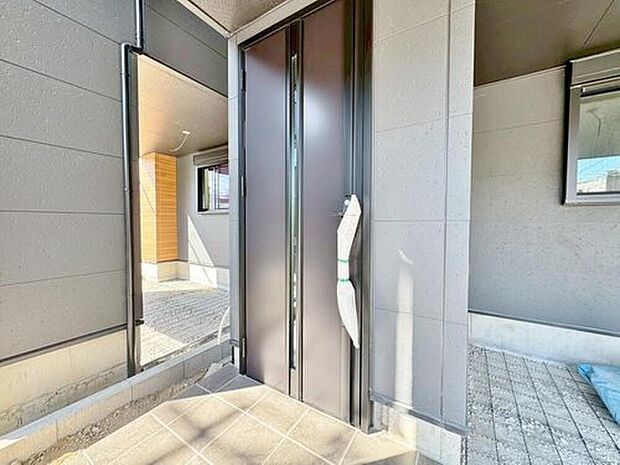 【玄関】人を迎え入れる最初の場所だからこそ、清潔感があり纏まった空間にして頂ける様にゆとりあるシューズボックスを設置しました。おでかけの時も帰宅の時も、すっきりとした玄関は気持ちが良いものです。