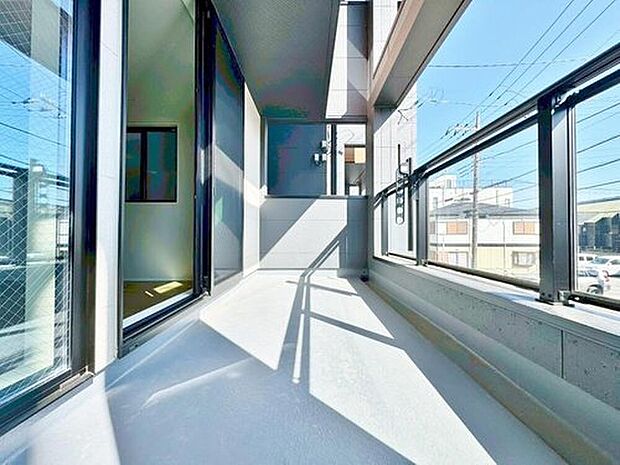 【バルコニー】都市型生活をより快適にコーディネートするかのように、周りの情景とマッチしたバルコニー。住まうご家族の心地よさを最優先したバルコニーでは様々な時間を楽しめます。