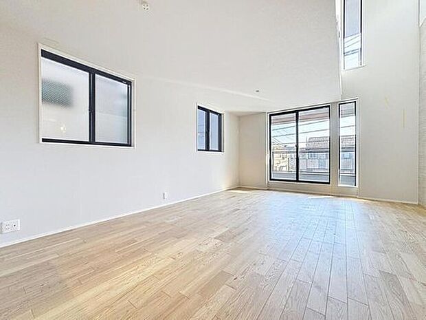 【リビング】居心地の良いリビングダイニングには自然と家族みんなが集まってきます。明るく穏やかな空気のなかで飲んだり、食べたり、笑ったり。