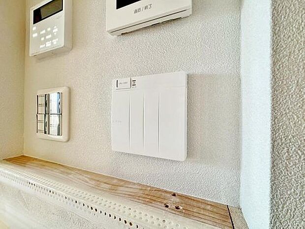 【床暖房】床暖房を設けられたリビングには、陽射しとともに、少しづつ装いを変える街の景観を眺めながら寛ぎの時間をお楽しみ頂けます。空気を汚さずに、優しく室内を快適な温度に保ちます。