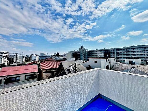 【住戸からの眺望写真】穏やかな街並みを一望しながら、爽やかな風と柔らかく降り注ぐ陽光を感じて頂けます。心地良い開放感が暮らしにゆとりと充足感をもたらします。