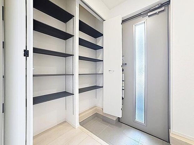 【玄関】人を迎え入れる最初の場所だからこそ、清潔感があり纏まった空間にして頂ける様にゆとりあるシューズボックスを設置しました。おでかけの時も帰宅の時も、すっきりとした玄関は気持ちが良いものです。