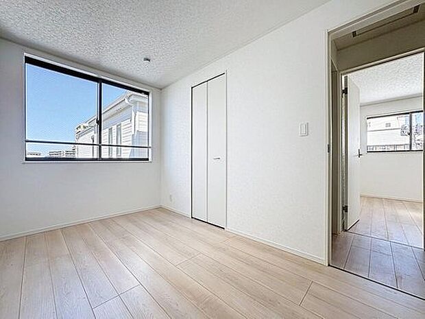 【リビング以外の居室】お子様の成長に合わせて机やベットを自由にレイアウトできるようにと、小さな自立心を育むお部屋作りを見越してご覧下さい。