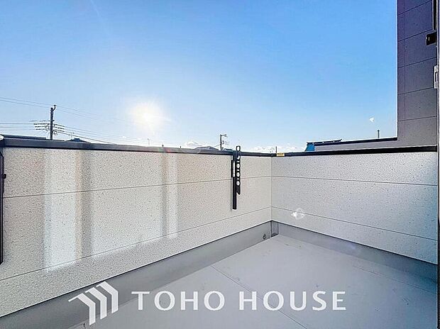 【バルコニー】都市型生活をより快適にコーディネートするかのように、周りの情景とマッチしたバルコニー。住まうご家族の心地よさを最優先したバルコニーでは様々な時間を楽しめます。