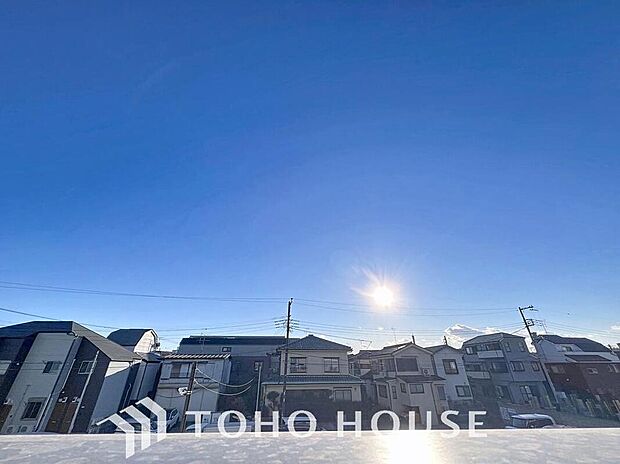 【住戸からの眺望写真】穏やかな街並みを一望しながら、爽やかな風と柔らかく降り注ぐ陽光を感じて頂けます。心地良い開放感が暮らしにゆとりと充足感をもたらします。