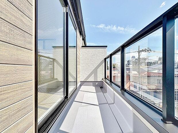 【バルコニー】頬をなでる優しい風を感じることが出来るバルコニー。つい深呼吸をしたくなる気持ちの良い眺望はこのお部屋の自慢です。