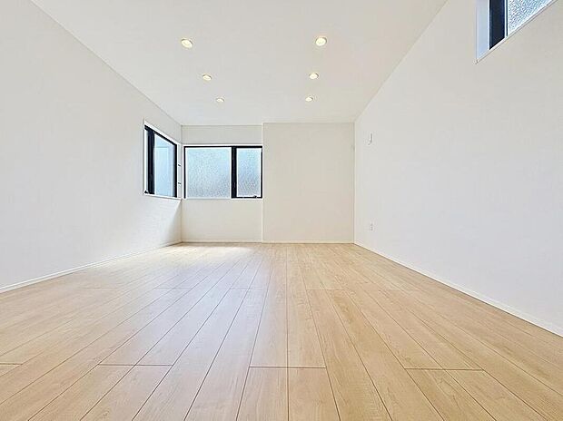 【リビング】団欒の場であるリビングには採光窓を多く取り入れていますので、暖かな陽光と心地よい風が贅沢に降り注ぎます。