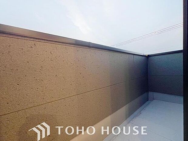 【バルコニー】都市型生活をより快適にコーディネートするかのように、周りの情景とマッチしたバルコニー。住まうご家族の心地よさを最優先したバルコニーでは様々な時間を楽しめます。