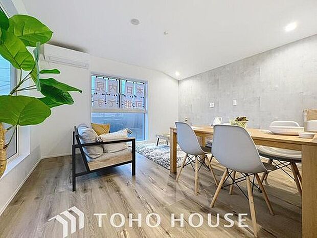 【リビング】居心地の良いリビングダイニングには自然と家族みんなが集まってきます。明るく穏やかな空気のなかで飲んだり、食べたり、笑ったり。