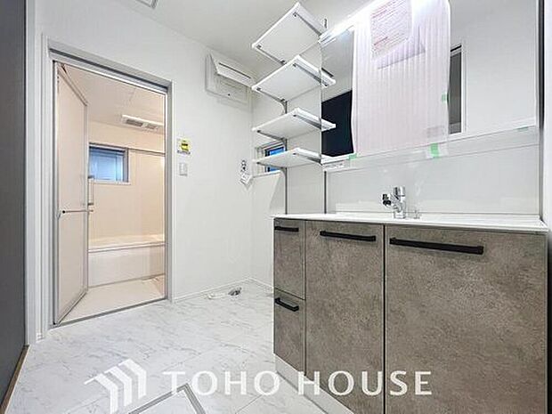 【洗面台・洗面所】身だしなみを整えやすい事はもちろんですが、鏡の後ろに収納スペースを設ける事により、散らかりやすい洗面スペースをすっきりさせる事が出来るのも嬉しいですね。