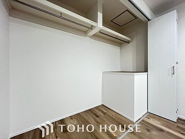 【収納】居室には収納スペースを完備し、自由度の高い家具の配置が叶うシンプルな空間です。