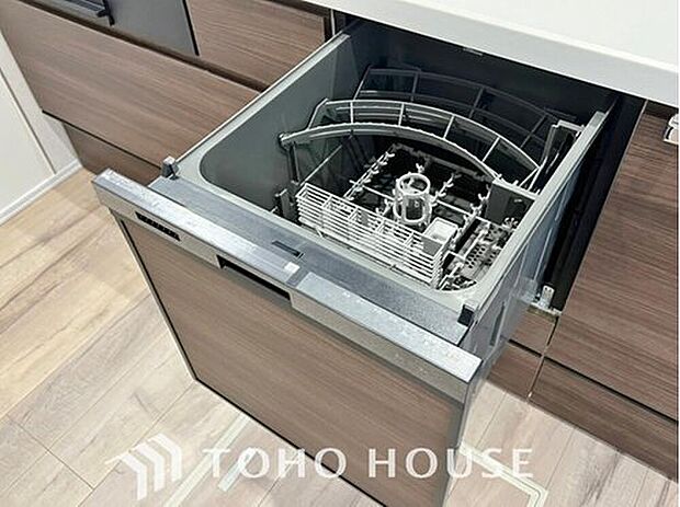 【食洗機】通常の手洗いでは使用出来ないほど高温のお湯や高圧水流を使うことにより汚れを効果的に落とすことができる。殺菌効果が非常に高く哺乳瓶などを使う家庭で需要が高く大変便利。