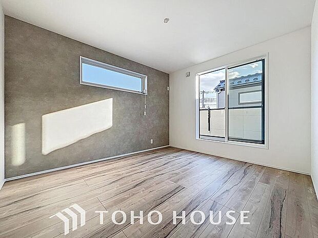 【リビング以外の居室】温もりある自然光を感じていただける居室です。飽きのこないナチュラルなデザインの空間は、色褪せることのない心地良さを作ります。