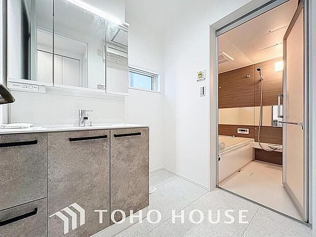 【洗面台・洗面所】毎日の身だしなみチェックに欠かせない洗面室は、清潔感ある空間です。