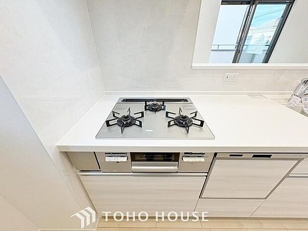 【３口ガスコンロ】見た目に美しく使いやすさにも優れ、吹きこぼれ等のお掃除も簡単。3口コンロで忙しくても同時に調理ができるので便利ですね。