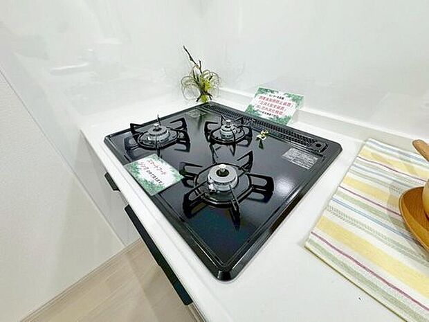 【  3口コンロ】見た目に美しく使いやすさにも優れ、吹きこぼれ等のお掃除も簡単。3口コンロで忙しくても同時に調理ができるので便利ですね。