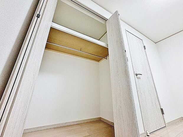 【収納】居室には収納スペースを完備し、自由度の高い家具の配置が叶うシンプルな空間です。