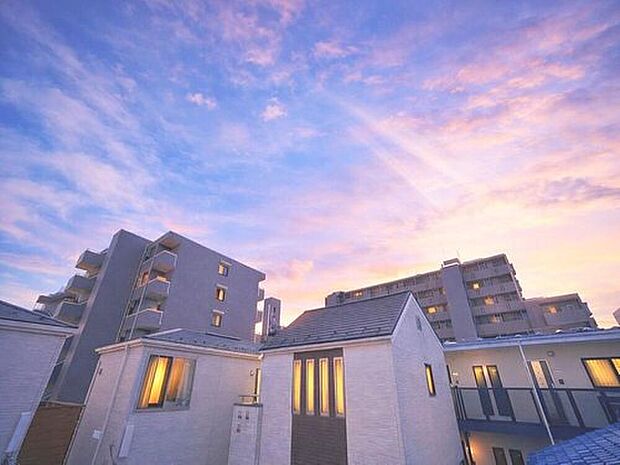 【住戸からの眺望写真】穏やかな街並みを一望しながら、爽やかな風と柔らかく降り注ぐ陽光を感じて頂けます。心地良い開放感が暮らしにゆとりと充足感をもたらします。