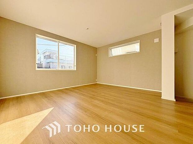 【床暖付きで快適♪居心地の良いリビング♪】居心地の良いリビングダイニングには自然と家族みんなが集まってきます。明るく穏やかな空気のなかで飲んだり、食べたり、笑ったり。