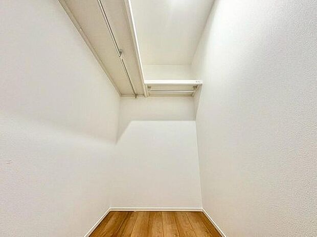 【収納】たっぷりと荷物が入るよう、ウォークインクローゼットを完備いたしました。画像と現地では大きさ、広さの感覚が違います。是非ご自分の目で確かめてください。