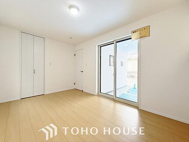 【リビング以外の居室】主寝室は十分な広さに加えて、快適に目覚められるよう、大きな採光窓を設けました。