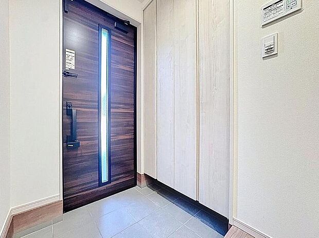 【玄関】【散らかりがちな玄関もスッキリ♪】
清潔印象の玄関です。スペースを無駄なく活用し、使いやすいシューズボックスを設置しております。