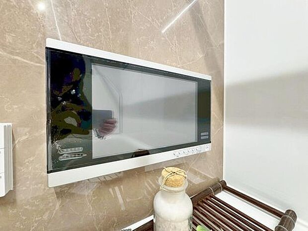 【浴室テレビ】浴室にはTVを設置。ゆったりと湯船につかりながらお好みの番組を鑑賞でき、一人の空間を満喫していただけます。ゆとりある入浴で、血行促進やリラクゼーション効果が期待できそうですね！