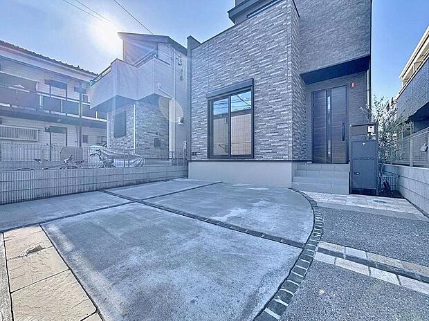 【駐車場】ファミリーカーの需要が多い中、駐車場も広めに確保いたしました。