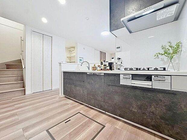 【キッチン】【機能的な収納が豊富なカウンターキッチン♪】
効率よくお料理ができるコンロ・収納を完備したシステムキッチン。確かな機能性を実感頂けます。