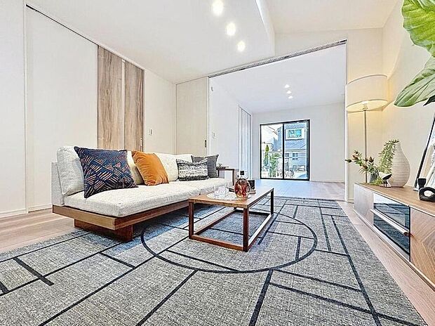 【リビング】【憩いの場リビング】
くつろぎを愉しむリビングルームは憩いの場となります。リビングとダイニングの空間機能を活かし、巧みに使い分ける発想が、ライフスタイルに新しいゆとりをもたらします。