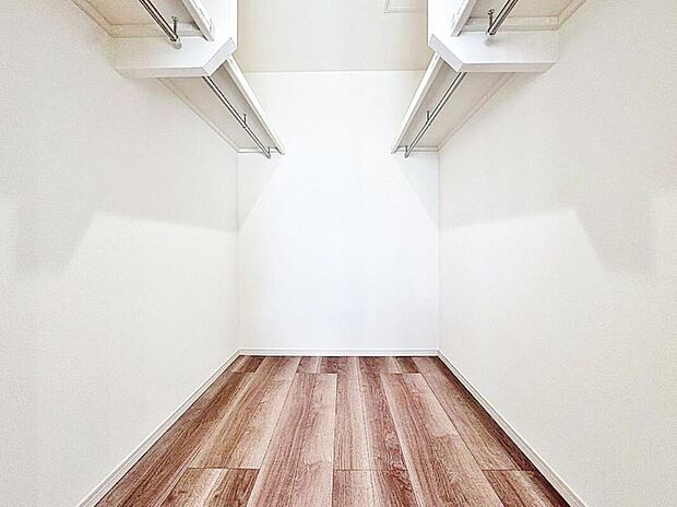 【収納】【たっぷり収納！ウォークインクローゼット】
たっぷりと荷物が入るよう、ウォークインクローゼットを完備いたしました。画像と現地では大きさ、広さの感覚が違います。是非ご自分の目で確かめてください。