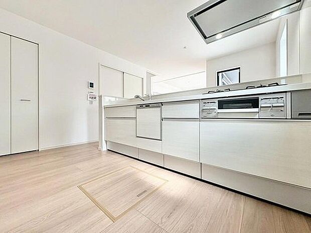 【家事時短の叶うキッチン】効率よくお料理ができる3口コンロ・食洗機・出し入れしやすいスライド収納を完備したシステムキッチン。確かな機能性を実感頂けます。