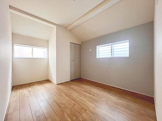 【リビング以外の居室】居室に窓が2ヶ所あるので、明るさの確保と、風の通り道ができることで換気のしやすいお家になっています。