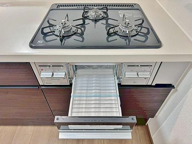 【3口コンロ】見た目に美しく使いやすさにも優れ、吹きこぼれ等のお掃除も簡単。3口コンロで忙しくても同時に調理ができるので便利ですね。