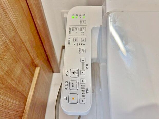 【ウォシュレット】温水によって洗浄する機能を持った便座ノズルの形で便器と一体化し、さらに電気制御式としたもの。