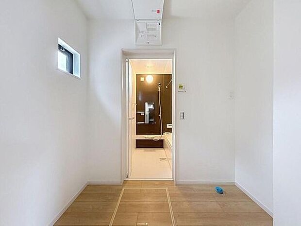 【洗面台・洗面所】明るく清潔感のある色調で纏められた洗面室は、機能性に富んだ三面鏡と使い勝手の良い収納を完備した洗面台を設置しております。