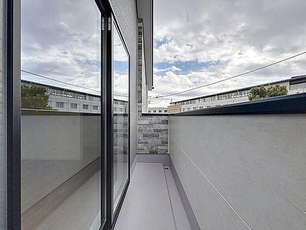 【バルコニー】都市型生活をより快適にコーディネートするかのように、周りの情景とマッチしたバルコニー。住まうご家族の心地よさを最優先したバルコニーでは様々な時間を楽しめます。