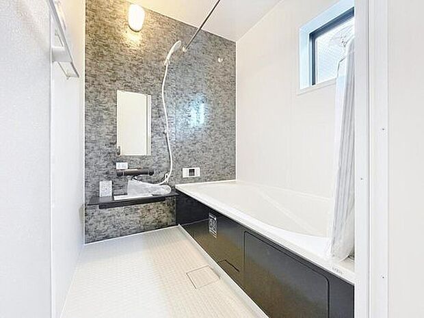 【オートバス 】お風呂場と台所に操作リモコンがあり、キッチン近くにある給湯リモコンは、お料理の最中でもリビングで寛いでいるなかでもボタン一つで簡単に沸かせて便利ですね。