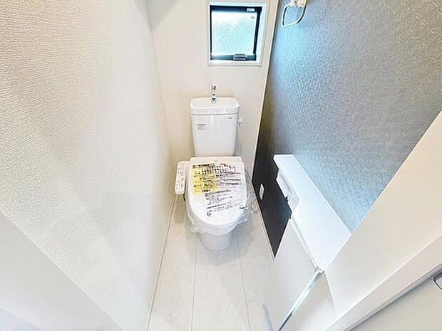 【温水洗浄便座付きトイレ】トイレは快適な温水洗浄便座付です。清潔感のあるホワイトで統一しました。いつも清潔な空間であって頂けるよう配慮された造りです。