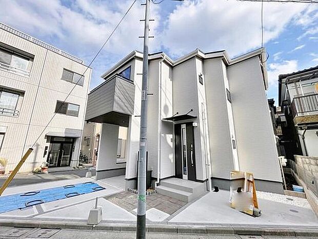 【現地外観写真】住まい探しは街探し。みんなが街探しのポイントにしているのは何? 第1位は過半数が支持した納得の 『交通の利便性』。続いて3割以上の人が『住環境』と『公園、緑地の充実』です。