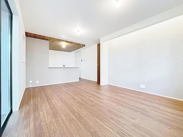 【リビング】朝は爽やかな日差しを浴びながら、家族みんなでおいしい朝食。昼下がりには読書やお昼寝でもしながらのんびりと過ごすひと時。家族が集まる空間を、一番明るい空間に。