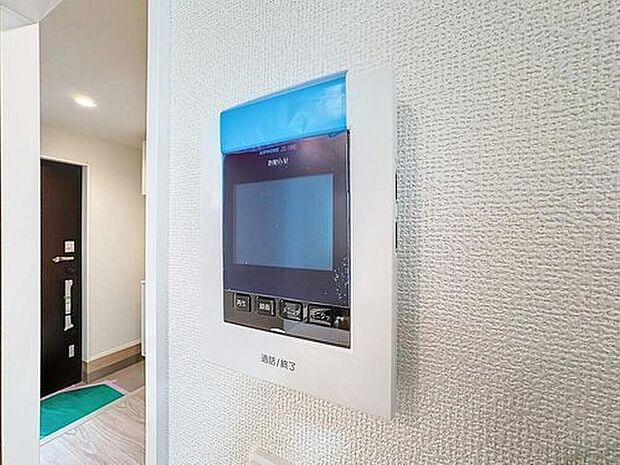 【TVモニター付きインターホン】「見える安心」をカタチにしました。誰が来てもわかる様にモニター付きインターホンを設置。快適と安らぎを合わせた優しい設計。