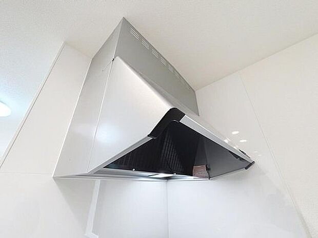 【レンジフード】昨今主流のスリムタイプのレンジフード。そのスタイリッシュな見た目から、インテリアとしても高い人気がある型です。また、スリム型の大きなメリットとして、掃除のしやすさがあります。