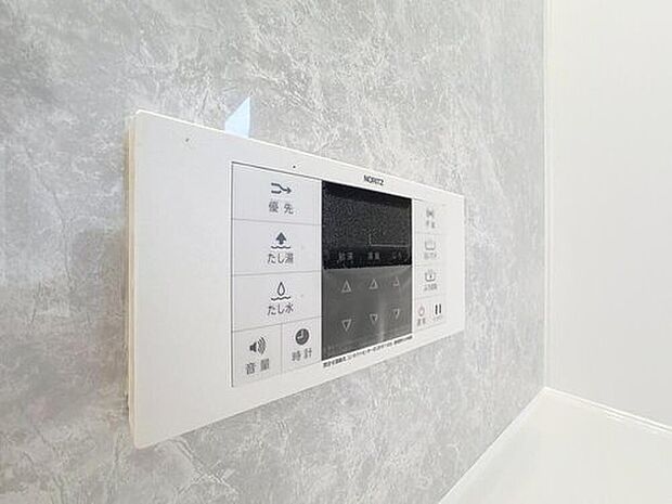 【追い炊き給湯器】スイッチ1つで一定量の湯を浴槽に張ったり、保温や追い焚きをすることができるシステムが付いたバスのこと。お忙しい奥様にもお忙しい奥様にも嬉しいポイントです。