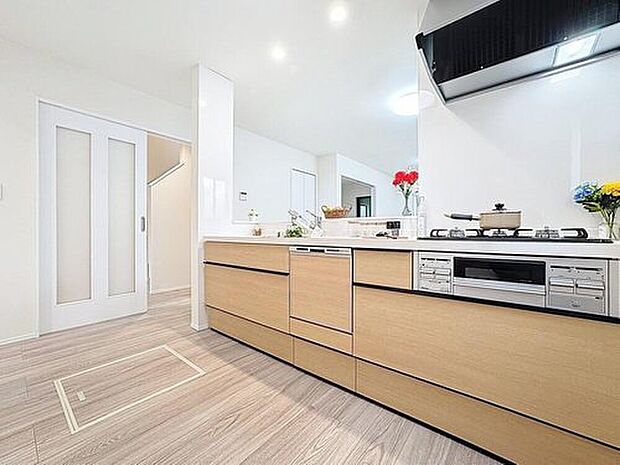 【キッチン】【対面式キッチン仕様】
キッチンスペースは、ゆとりの広さを確保！開放的な対面式キッチンなので、ご家族との会話を楽しうことはもちろん、お子様を見守りながら家事時間を進められます♪