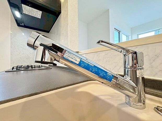 【浄水器一体型水栓】クリアな水が毎日使え、見た目にもスマートな浄水器一体型。お米を炊いたりする際には浄水機能をつかうこともできて、人気の商品です。
