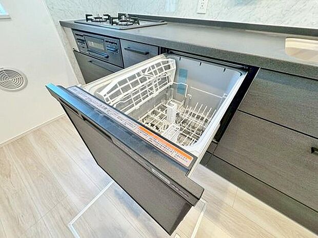 【食洗器】食洗機付きキッチンです。洗い物の手間を減らすことでご家族での会話も増え楽しい新生活の始まりです！