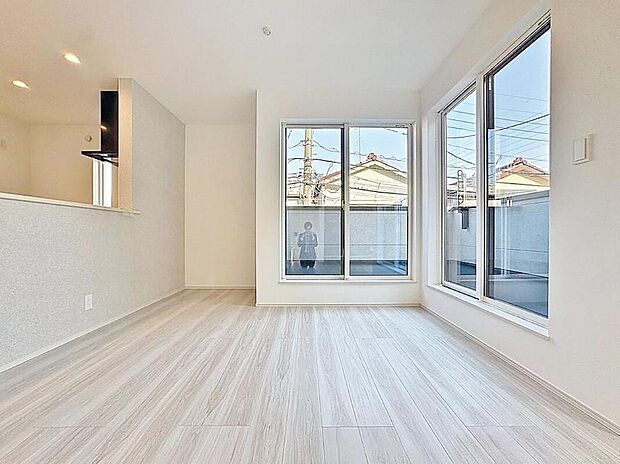 【リビング】【採光面の多いLDK！】
通風と採光を考慮したリビングは地域の鼓動を感じながらお寛ぎ頂くことが可能です。