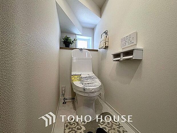 【温水洗浄便座付きトイレ】トイレは快適な温水洗浄便座付です。清潔感のあるホワイトで統一しました。いつも清潔な空間であって頂けるよう配慮された造りです。